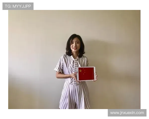 与足球明星亲密合影分享给家人传递快乐与梦想的瞬间 与足球明星亲密合影分享给家人传递快乐与梦想的瞬间